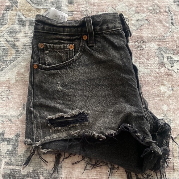 Black distressed Levi shorts style 501 - Picture 3 of 3